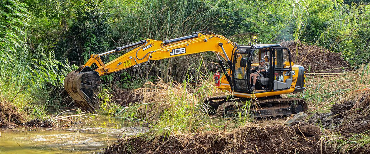 Janco ‘digs’ his dad’s new JCB Excavator